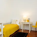 Linda Villa *
